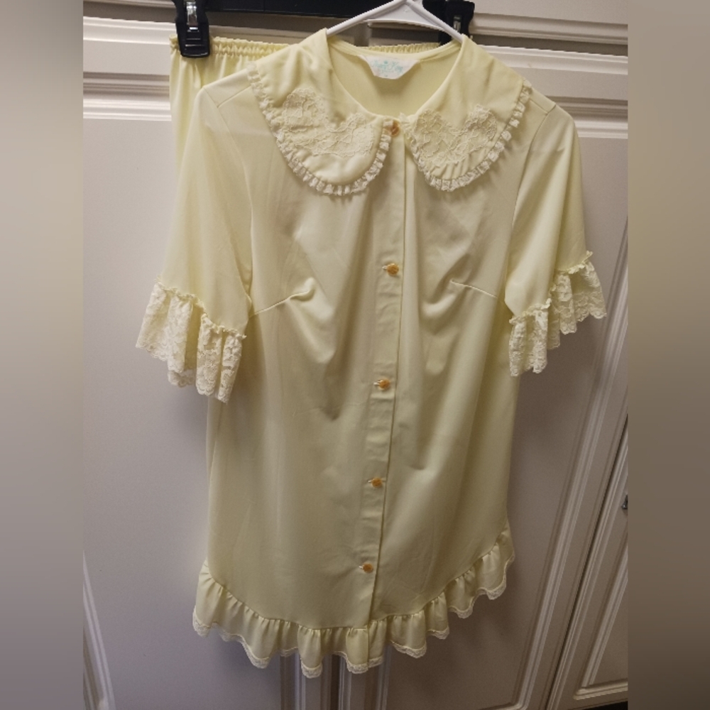 Vintage Nancy King Lingerie. Shortie Pjs.Pale Yellow In Color. Size M. GUC